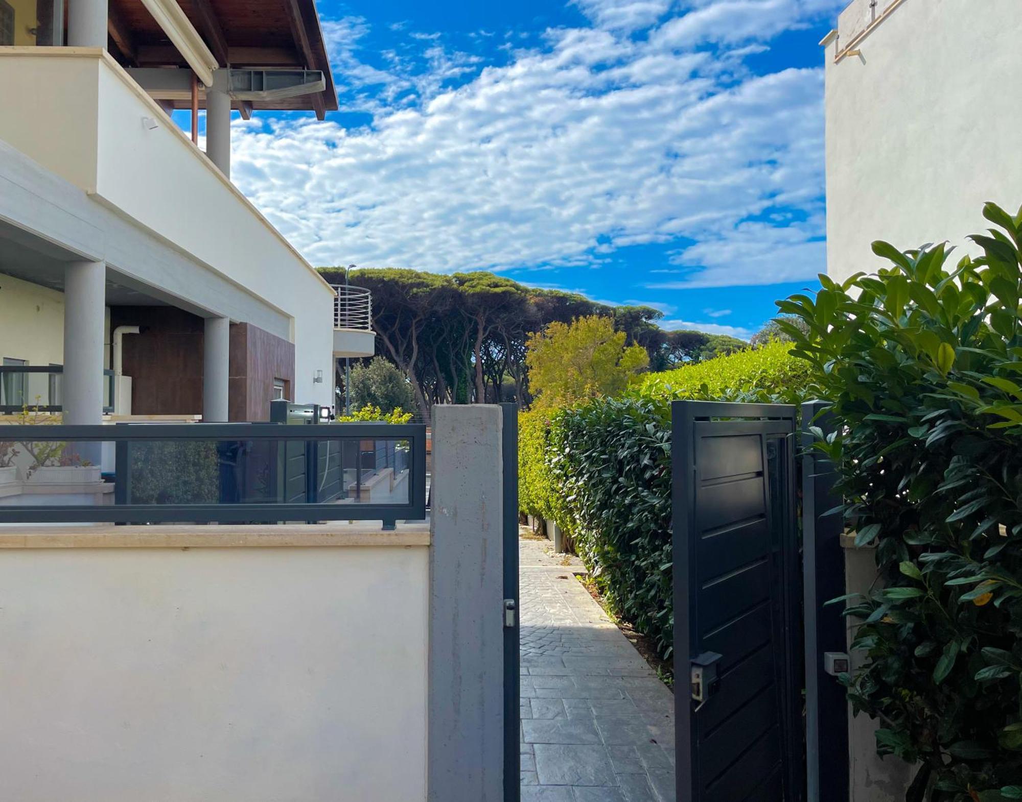 The Shabby House - Charming Seaside Retreat In Central Anzio, Steps From Beach And Train Station Ngoại thất bức ảnh